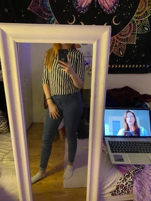 Svart vit blus  - Svart vit blus super fin med ett par svarta jeans 