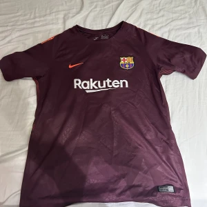 Nike Barcelona tröja  - ej använd Barcelona Tröja i Storlek XL för barn .
