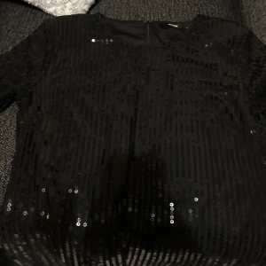 Klänning  - Här är en svart glittrig klänning från Bikbok. Skriv privat om du vill ha bilder där jag har provat klänningen. 