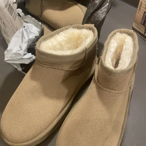 Uggs  - Ett par superfina ljusbruna låga uggs från märket GEMT. Jag beställde en för liten storlek och säljer dom därmed här. Supersköna med foder i, tjock sula. Ursprungliga priset är 1000 men köpte för 579:- 