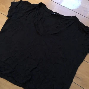 Svart topp - Svart t-shirt med u-ringning. Frakt tillkommer på 40kr:) strl M/L men passar även S !