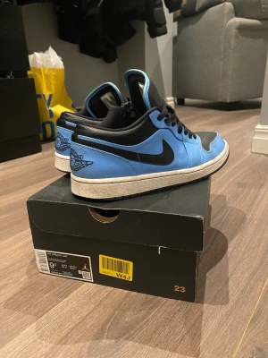 Jordan 1s low university blue - säljer mina university blue då jag är sugen på annat, fräscha och sköna cond 7/10