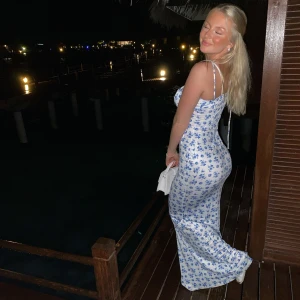 Långklänning - Superfin långklänning som sitter smickrande på kroppen. Töjbar så formar sig efter sin kropp. Är 164 cm o den går i marken på mig, o lite till. Frakt tillkommer🥰