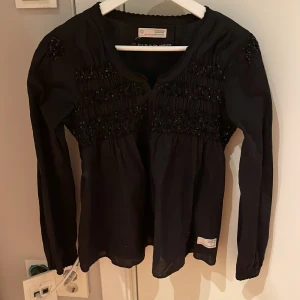 Odd Molly blus - En söt blus från Odd Molly med paljetter  som endast är INTRESSEKONTROLL!! Jätte söt och väldigt bra skick, använd Max en gång.