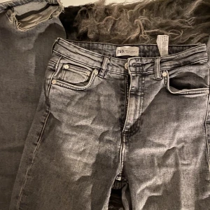 Zara jeans - Super snygga split cut jeans. Ändrat stil lite så jag har inte på mig dom lika ofta men väldigt nice🙏🏼 bra skick en lite slitna längst ner men det syns knappt
