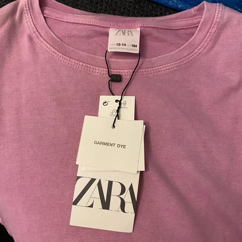 En fin tröja från Zara som jag köpte på barnavdelningen som jag aldrig har använt och lappen sitter kvar. Passar på mos som har S. T-shirts.