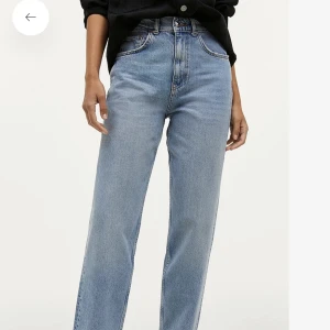 Jeans gina tricot  - Säljer dessa sjukt snygga straight leg jeansen från gina tricot💗perfekt passform och något lösare i modellen. Bara använda två gånger, så som nya!