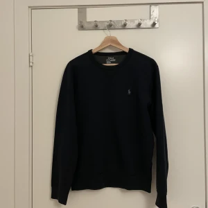 Polo RL sweatshirt - Polo Ralph Lauren sweatshirt/pullover i strl 170 vilket motsvarar S 💕inga hål eller liknande. Vid fler intressade buda gärna i kommentarerna 