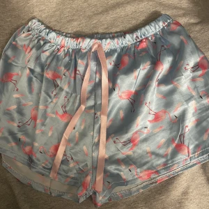  Pyjamas  - En jätte fin pyjamas sätt med flamingo som tryck och väldigt fina glada färger. Den passar perfekt för en mysig dag hemma. Är ni intresserade skriv till mig❤️