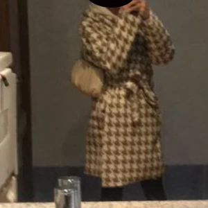 Jag kan gå ner i pris vid snabb affär  -  en jättefin kappa men kommer tyvärr inte till användning tyvärr vet jag inte var det för märke för köpte den i Spanien men väldigt mysig och den har en luva det är bara skriva för föer bilder 