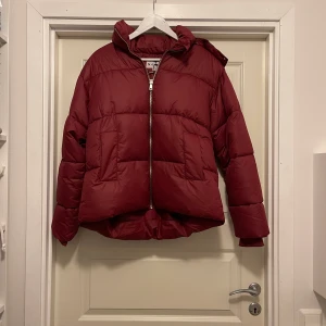 Puffer Jacket - Puffer jacket från NA-KD i storlek 40, aldrig använd!