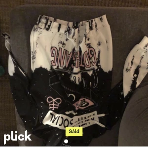 M - Hej nån har köpt denna, JAG VET EJ VEM DE O HEN HAR EJ SKRIVIGT NÅT SÅ TRYCK INTE PÅ KÖP NU 