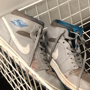 Jordan 1s  - Ganska använda men ser fortfarandes bra ut fet ganska rare colorwan sist jag kolla dom va uppe i 4,5 i ressell men mitt startpris är 1500kr skriv om ni har funderingar om priset!