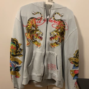 ed hardy  - en jätte fin ed hardy zip-up kofta i ny skick, stl M som sitter ganska oversize på mig som är 157 men skulle passa fint på nån runt 165 uppot 