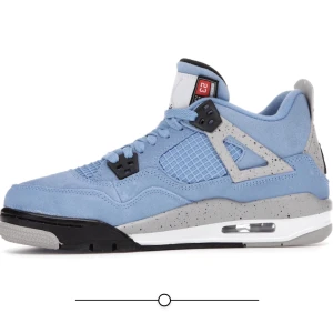 Jordan 4 University Blue -  Helt oanvända och fräscha, dock lite för små för mig. Kommer med extra lace och stockX sticker och tag. Storlek 41 priset kan diskuteras vid snabbköp