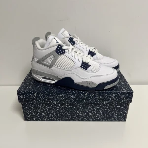 Jordan 4 Midnight Navy - Ett par helt nya Air Jordan 4 Midnight Navy. Kommer med alla tillbehör och låda. Kvitto finns. Skickas spårbart och dubbelboxat med PostNord!