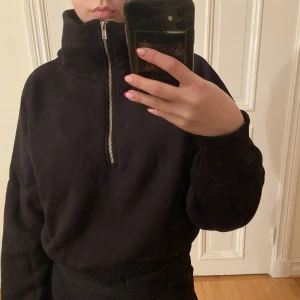 Svart half-zip sweater - En supersnygg svart sweatshirt från GinaTricot! Perfekt till både vardagen och till träning. Aldrig använd, prislappen kvar!