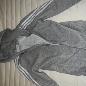 Adidas hoodie - Storlek M