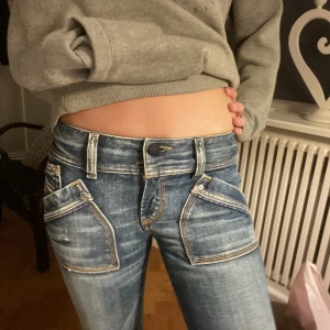 Diesel jeans - Intressekoll på mina såå snygga populära diesel jeans med jättefina detaljer! 😍😍 Dom är jättefina och passar mig bra som vanligtvis har 34/36/ S i jeans. Helt oanvända, prislapp kvar. Nypris 1600kr