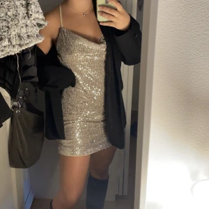 Glittrig nyårsklänning - Från H&M, storlek 36 är använd en gång så den är som ny. Perfekt till nyårsfirandet