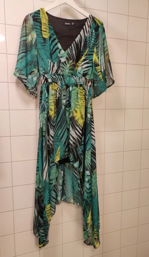 Fest klänning  - Klänning i härliga gröna färger. 