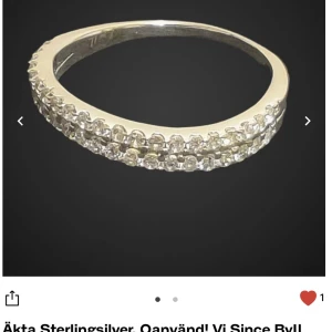 Äkta 925 silver ring - Äkta Sterlingsilver. Oanvänd! Vj Since By IL Ring med vita briljantslipade stenar  Storlek: 16.5 mm  Vikt: 1.94 gram  Stämplad VJ o Sterlingsilver 925. Se bild Knappt använd❤️ Levererar tryggt med spårbar frakt. Säljer för 90kr+ frakt🥰