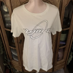 Björk t shirt  - Vit Björk T-shirt 