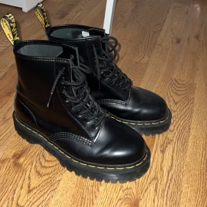 Dr.Martens nyskick - Buda!!!! Priset kan diskuteras. Använda 2-3 gånger, har ej användning för dem men väldigt fint skick 