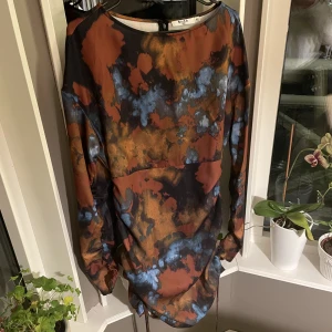 Klänning Nakd - Snygg oanvänd klänning från Nakd i coolt mönster 