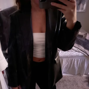 Skinnkavaj  - Skinnkavaj från H&M i storlek S, använd en gång på min födelsedag❣️