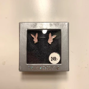 Playboy öronhängen  - Säljer nya Playboy öronhängen❤️‍🔥 