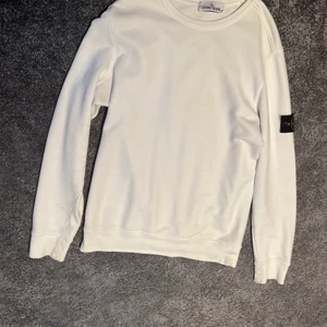 Vit Stone Island Crewneck - En knappt använd vit stone island crewneck, cond är väl ungefär 9/10, köpt på nk stockholm