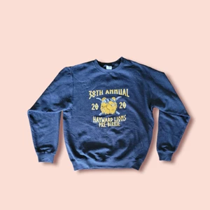 Wenzday ZweatZhirt  - Framsida: HAYWARD LION TRYCK. Baksida: Reklam tryck. Detaljer: Logga i bra kvalité. Bomull 50% polyester 50%  ↔️ Bredd: 42 cm.   ↕️ Längd: 56 cm.   ↘️ Ärm:  52 cm.   🔄Storlek: M.   🔃Passform: Sitter bra i längd. Är lite oversize vid ärmen