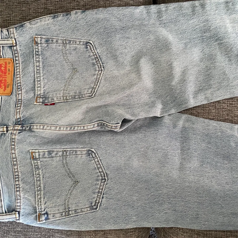 Jag säljer nu mina Levis jeans som bara ligger i en låda, så därav säljer jag dom, Storlek W 30 L 32. Jeans & Byxor.