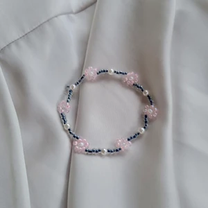 Blomarmband  - Supersött pärlarmband med blommor 🌸 perfekt nu till sommaren! Gjord med elastisk tråd. Frakt 13kr om du betalar med Swish 🥰