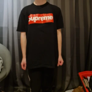 Supreme T-shirt  - Passar både på tjej och kille. Den är i använt skick.