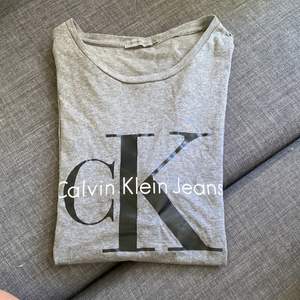 Säljer åt min kille. T-shirt från Calvin Klein, plagget har hål samt missfärgningar i armhålorna (se bild). Kan gå att kemtvätts bort eller använda starkare medel än vanligt tvättmedel hemma.  Möts i Stockholm 