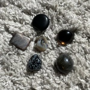 Kristaller - 6st svarta kristaller, 170kr för alla.