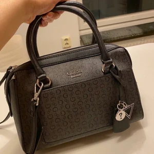 Guess handväska  - Säljer min guess handväska. Säljare står för frakten.  