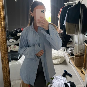 Ralph lauren skjorta - Ljusblå Skjorta i herrmodell, slim fit, från Ralp Lauren. 