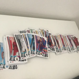 56 fotbollkort Match Attax Topps - En 56 kort hög med fotbollskor. Korten är från match Attax Topps. Det finns lite allt möjligt i denna hög men det är perfekt för dem som samlar på fotbollskort. 