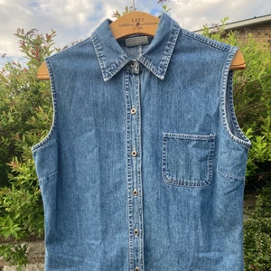 Jeansväst  - Fint skick. Jag har mer kläder. Kolla min profil för samfrakt. 