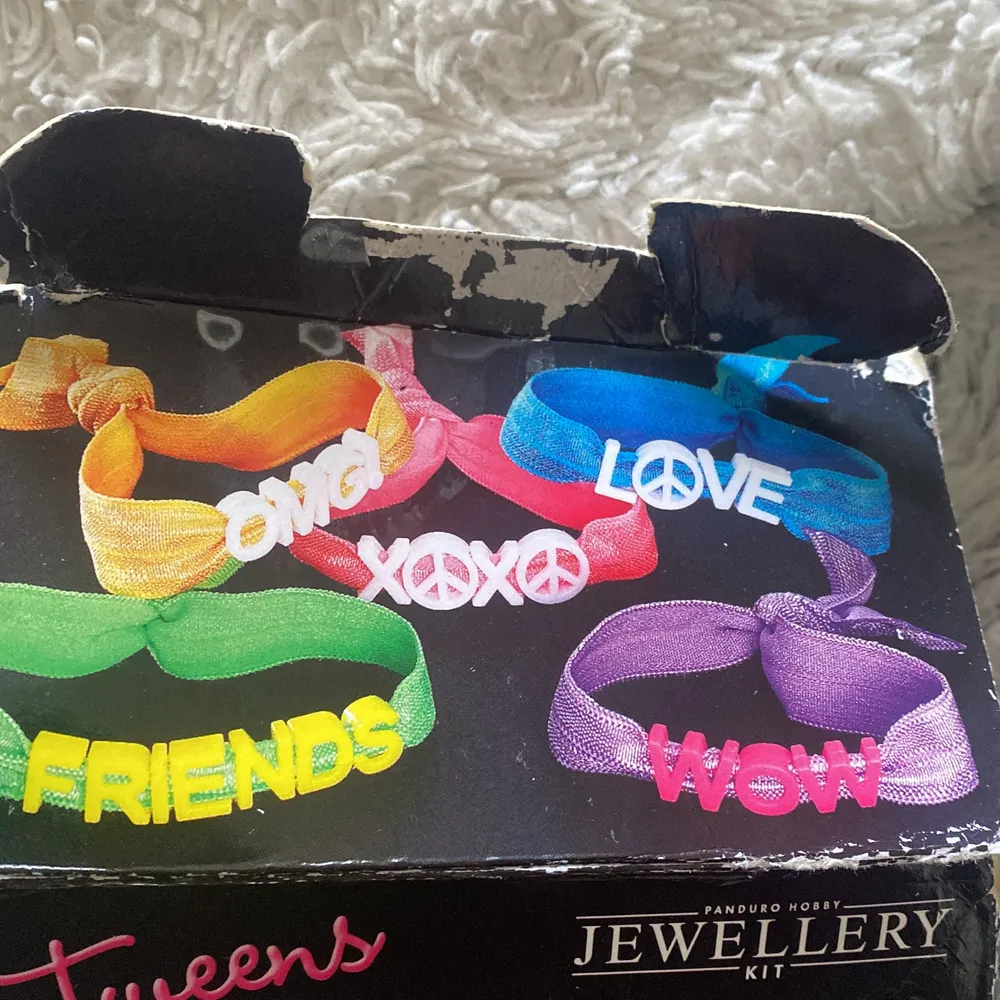 Jätte fina armband som görs efter önskemål🥰Olika färger o olika färger på bokstäver och tecken💗25kr styck!💞+frakt 13kr hör av dig för fler frågor eller beställningar! Banden är elastiska så passar alla storlekar!💞. Asusteet.