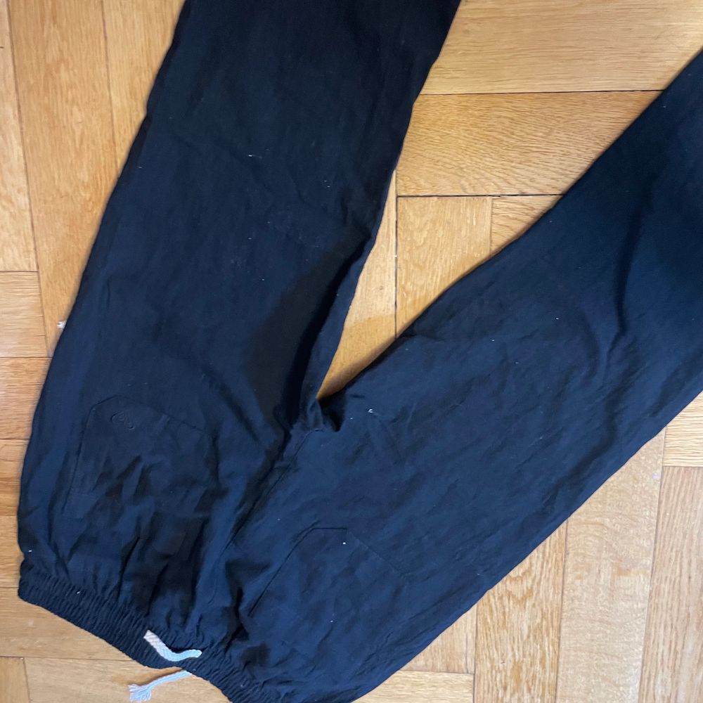 Här säljer jag mina roxy byxor i storlek XS. Jag säljer dem för att dem typ är 2 decimeter för korta för mej och jag är 1,67.💘💘💘. Jeans & Byxor.
