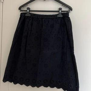 Marinblå kjol - Supersöt marinblå kjol med broderi💙