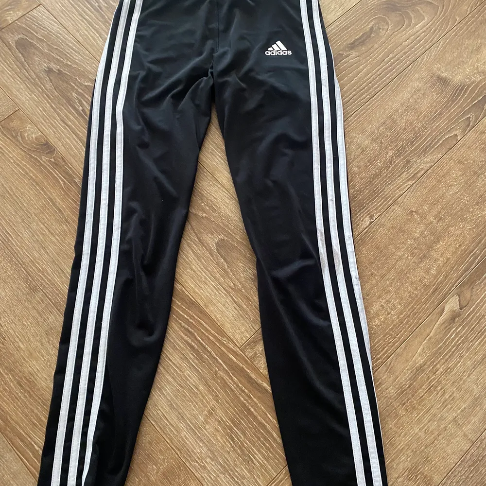 Säljer ett par träningsbyxor från adidas , lite använda men bra skick. Är 168 och har oftast storlek M och dessa är för små. Tyvärr står det ingen storlek på lappen ingen aning varför men skulle säga att de nästan är Xs. . Jeans & Byxor.