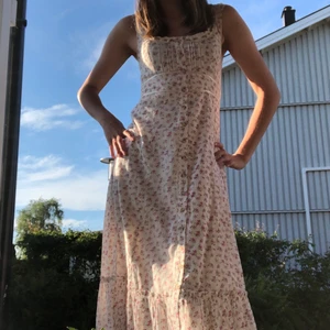 Sommarklänning - Säljer en superfin klänning i storlek xs från Urban outfitters, som endast är använd en gång! Den passar perfekt nu under sommaren, både till fest och vardag🌸 Köptes för 700kr, men säljer då den inte riktigt är min stil💗🌟