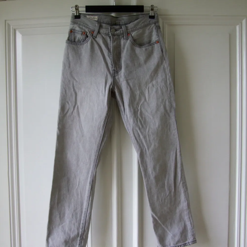 Snygga gråa jeans från LEVIS. Rak form, passar storlek 34/36. . Jeans & Byxor.