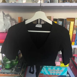 Knytblus  - Fin blus med öppen rygg och knut. Fina flygiga arnar 