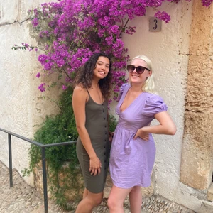 Lila klänning, storlek L - Super fin lila sommarklänning, storlek L men sitter mer som M. Använd ca 2 gånger, pm för fler bilder💜